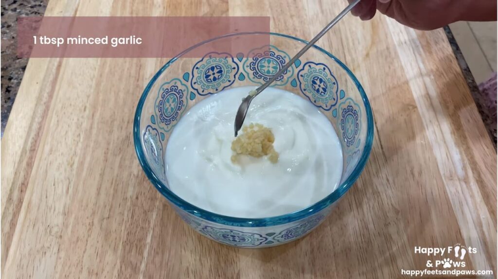 adding garlic to sour cream for sour cream sauce